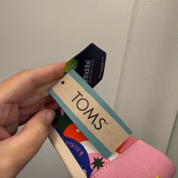 BNWT Limited Edition Artist Edition TOMS - Picture 8 of 8